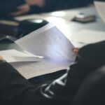 Человек изучает документы перед изменением работы
