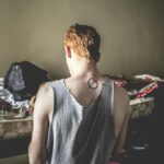 Сбор личных вещей и багажа в комнате общежития